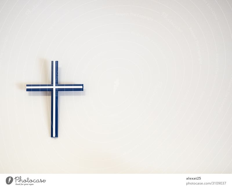 Blau-weißes katholisches Kreuz an einer Wand mit Kopierraum Ostern Kunststoff blau Hoffnung Tod Glaube Religion & Glaube Hintergrund Katholizismus Christus