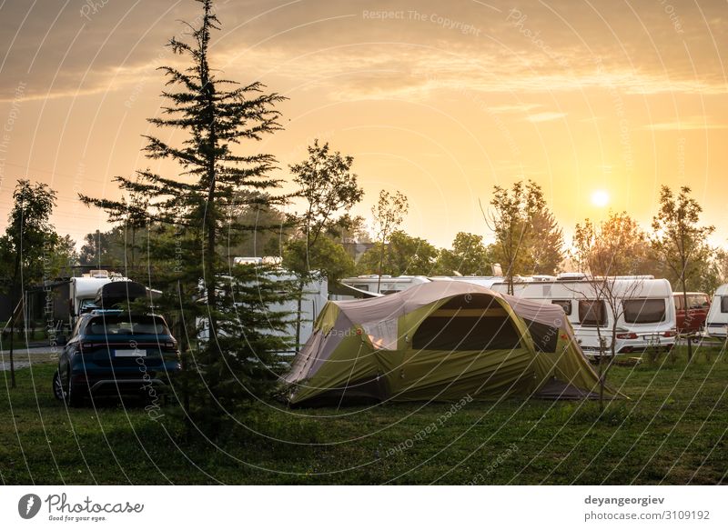 Wohnwagen und Zelt auf einer grünen Wiese im Campingplatz Freude Erholung Freizeit & Hobby Ferien & Urlaub & Reisen Tourismus Ausflug Abenteuer Sommer Sonne