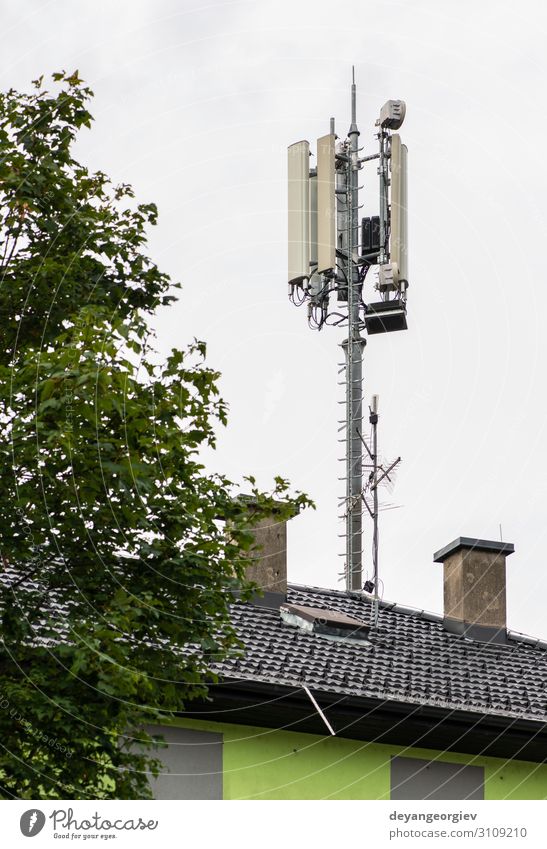 5G-Antennen auf der Oberseite des Hauses. Antennen und Sender Industrie Telekommunikation Telefon Handy Technik & Technologie Internet Fluggerät Linie