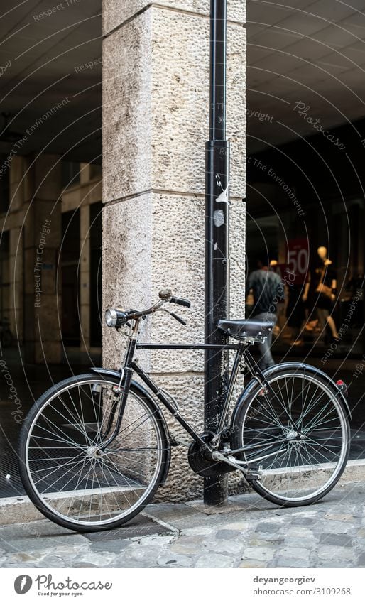 Schwarzes Fahrrad vor dem Modegeschäft Lifestyle kaufen Stil Ferien & Urlaub & Reisen Tourismus Dekoration & Verzierung Kunst Stadt Architektur Verkehr Straße