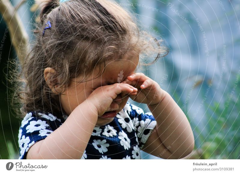 weinendes Mädchen in geblümtem Kleid Kindererziehung Mensch feminin Kleinkind Kindheit Kopf 1 3-8 Jahre brünett langhaarig Locken Traurigkeit Gefühle Mitgefühl