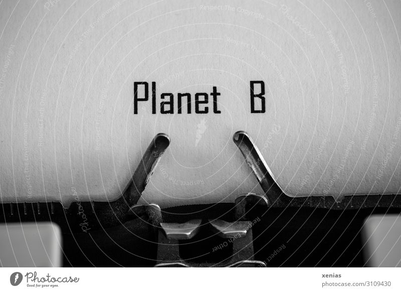 Planet B auf Papier mit Schreibmaschine getippt Umwelt Klimawandel Natur Erde Schreibwaren Schriftzeichen schreiben träumen fantastisch schwarz weiß
