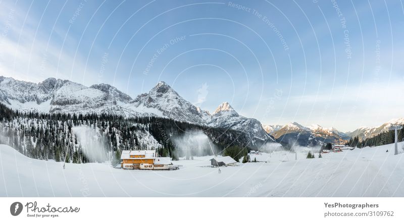 Winterpanorama mit verschneiten Bergen und schneebedeckter Straße Schnee Berge u. Gebirge Natur Klimawandel Wetter Alpen Gipfel weiß Ehrwald alpin Österreich