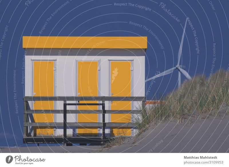 Strandhaus mit Windrad Technik & Technologie Energiewirtschaft Erneuerbare Energie Windkraftanlage Energiekrise Umwelt Natur Landschaft Wolkenloser Himmel