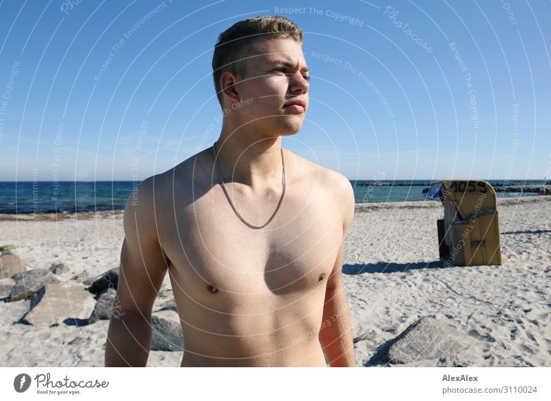 Portrait eines jungen, sportlichen Mannes mit freiem Oberkörper am Strand Lifestyle Stil Freude schön Leben Sommer Sommerurlaub Sonne Sonnenbad Meer Junger Mann