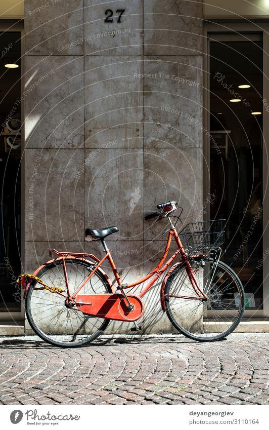 Rotes Fahrrad mit Korb auf der italienischen Straße. Lifestyle Stil Erholung Ferien & Urlaub & Reisen Tourismus Sommer Sonne Sport Fahrradfahren Stadt Verkehr