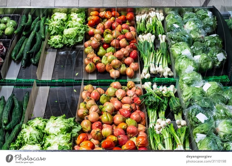Gemüse im Regal im Supermarkt. Lebensmittel kaufen Marktplatz stehen verkaufen frisch rot Tradition Gemüseladen Kunde Tomate Salatbeilage Paprikaschoten reif