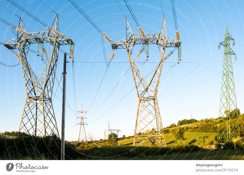 Hochspannungsleitungen. Industrie Technik & Technologie Umwelt Landschaft Architektur Metall Energie Umweltverschmutzung Leitung Elektrizität Kraft industriell