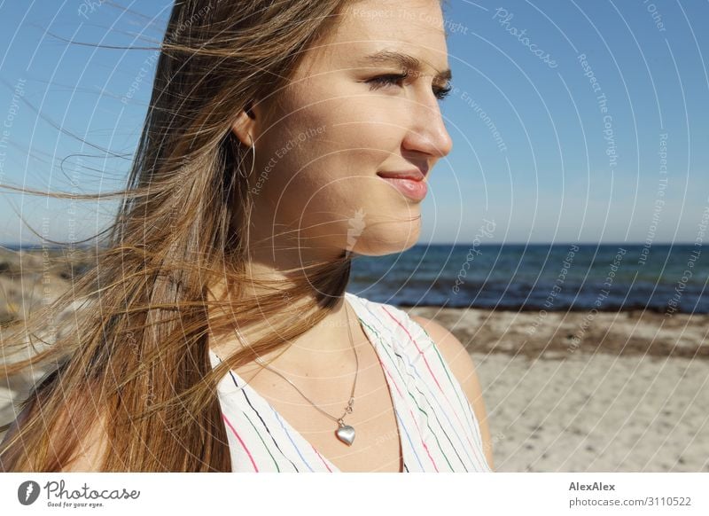 Portrait einer jungen Frau am Strand elegant Stil schön Leben Wohlgefühl Sommer Sommerurlaub Sonne Sonnenbad Meer Junge Frau Jugendliche Gesicht 18-30 Jahre