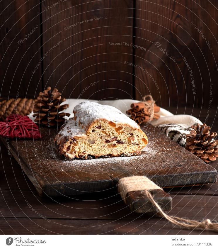 Stollen gebacken ein traditioneller europäischer Kuchen Frucht Brot Dessert Kräuter & Gewürze Winter Tisch Feste & Feiern Holz lecker braun weiß Tradition