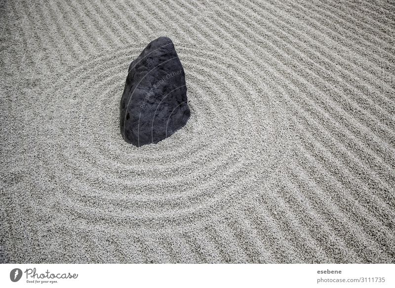 Steine in einem Zen-Garten Wellness harmonisch Erholung ruhig Meditation Spa Kunst Sand Felsen Linie Gelassenheit Reinheit Frieden Konzentration Tradition Japan