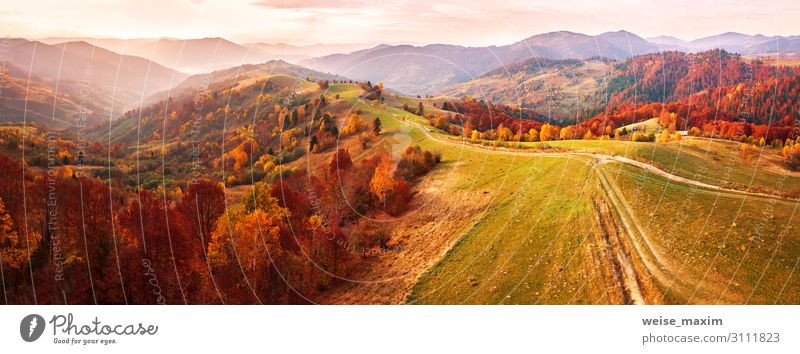 Herbstliches Bergpanorama. Schotterstraße auf den Hügeln. schön Ferien & Urlaub & Reisen Tourismus Ausflug Ferne Freiheit Berge u. Gebirge Tapete Umwelt Natur