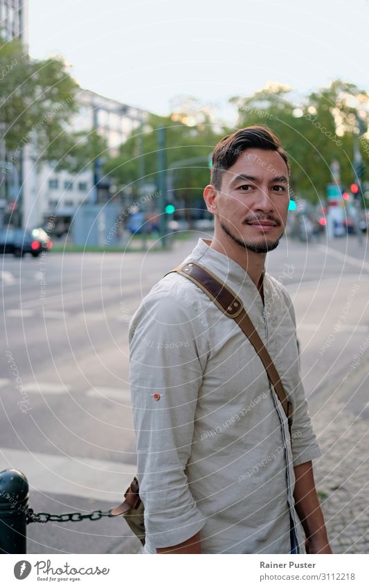 Dunkelhaariger Mann mit Hemd und Messenger Bag in der Innenstadt von Düsseldorf Lifestyle maskulin Junger Mann Jugendliche Erwachsene 1 Mensch 30-45 Jahre