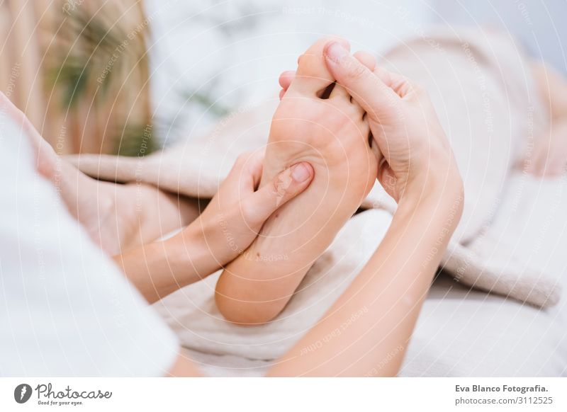 junge Physiotherapeutin Frau, die dem Patienten eine Fußmassage gibt. Lifestyle schön Körper Gesundheit Gesundheitswesen Behandlung Alternativmedizin Krankheit