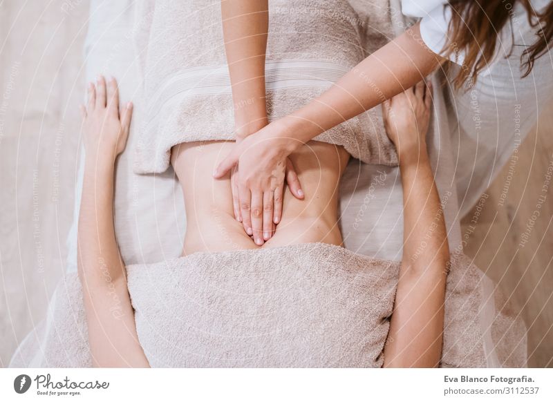 Physiotherapeutin Frau, die dem Patienten eine Massage gibt. Lifestyle Glück schön Körper Gesundheit Gesundheitswesen Behandlung Alternativmedizin sportlich