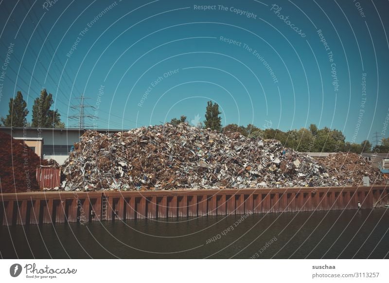 !Trash! 2019 | volle ladung Müll Schrott Eisen Industrieabfall Recycling Hafen Schifffahrt Blauer Himmel nachhaltig zerkleinern Konsum Güterverkehr & Logistik