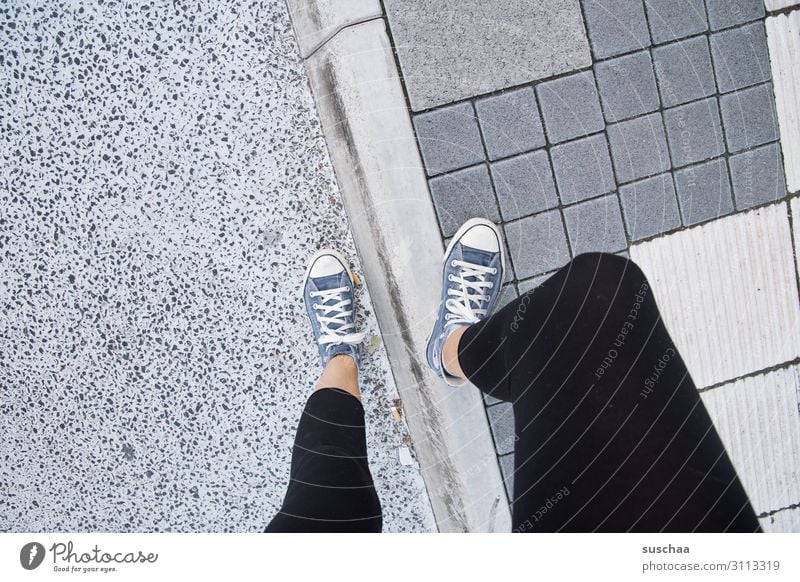 photowalk Straße Bürgersteig Fußweg Bordsteinkante Asphalt Stadt urban Kante Übergang Gesellschaft (Soziologie) verbaut Beine Füße Frau jugendlich stehen