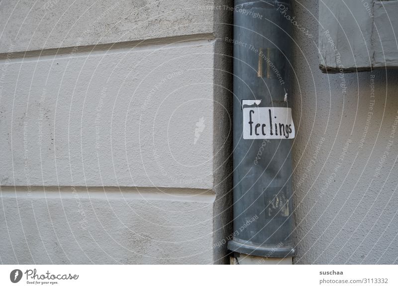 feelings Wand Fallrohr Etikett urban Wort Buchstaben Stadtbummel Detailaufnahme seltsam Gefühle