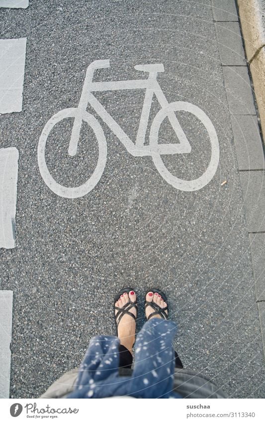 achtung fahrrad Fahrrad Fahrradfahren Wege & Pfade Fahrradweg Straße stehen Frau weiblich Füße Fußgänger Achtung Schilder & Markierungen Fahrradsymbol