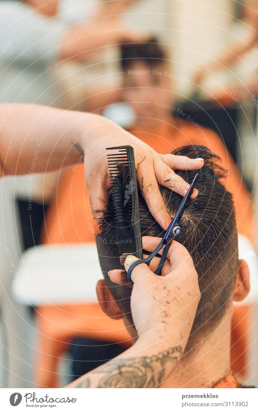 Der Friseur schneidet Haare, indem er junge Männer frisiert. Lifestyle Stil Haare & Frisuren Arbeit & Erwerbstätigkeit Beruf Schere Frau Erwachsene Mann 2