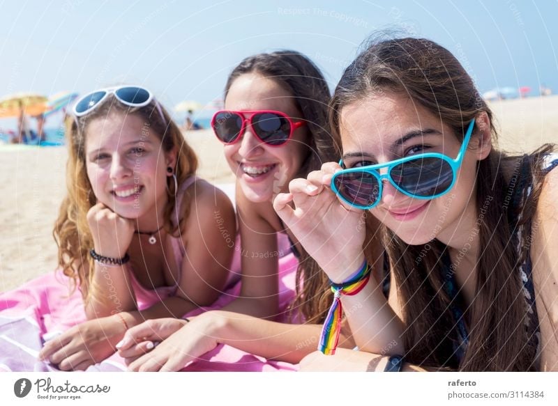 lächelnde Mädchen beste Freunde am Strand liegend, während sie die Kamera schauen. Lifestyle Freude Glück schön Körper Gesicht Erholung Ferien & Urlaub & Reisen