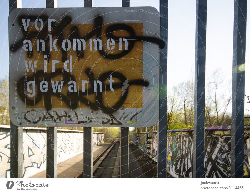 vor ankommen wird gewarnt Subkultur Schöneberg Tor Hinweisschild Aussage Warnhinweis Straßenkunst dreckig trashig Unglaube einzigartig Idee Kreativität Rätsel