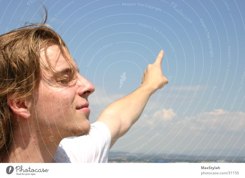 richtung genießen Farbfoto Außenaufnahme Tag Sonnenlicht Panorama (Aussicht) Porträt Profil Blick nach vorn Zufriedenheit ruhig Mann Erwachsene Himmel Wolken
