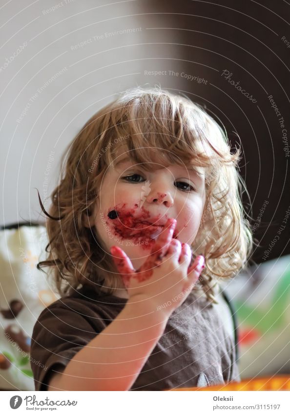 Baby Mädchen isst köstliche Heidelbeere und schwarze Johannisbeere Kuchen Lebensmittel Frucht Dessert Marmelade Essen Frühstück Fingerfood Kind Kleinkind