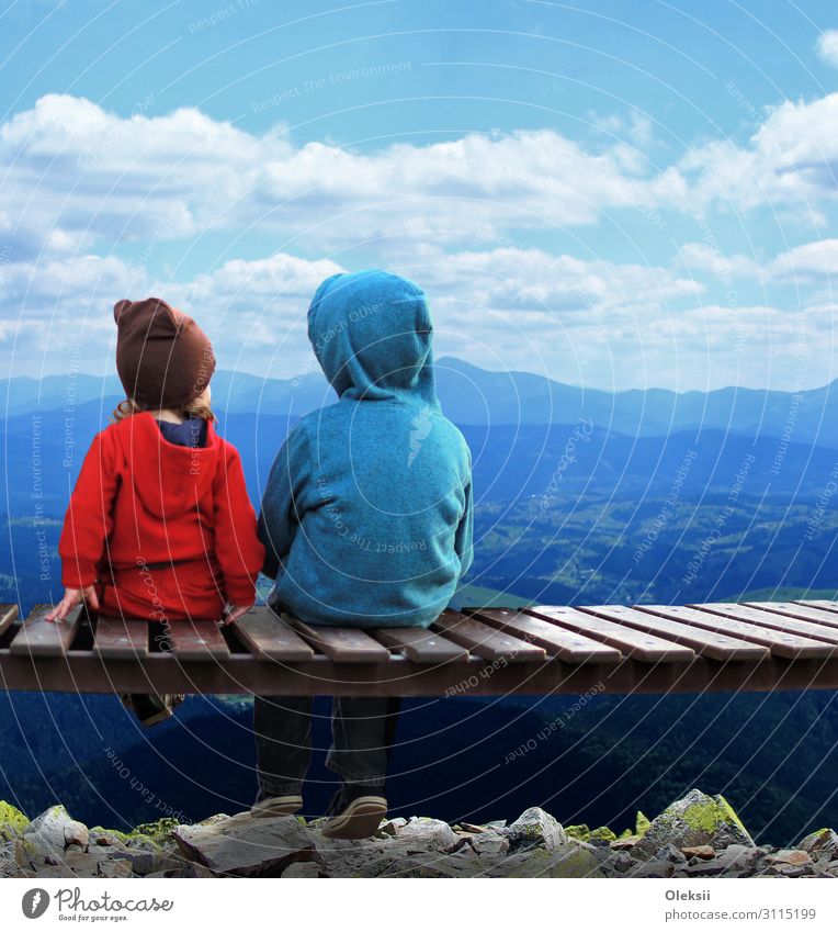 Zwei Kinder sitzen auf einer Bank und bewundern die Landschaft. Mädchen Junge Geschwister Freundschaft 2 Mensch 1-3 Jahre Kleinkind 3-8 Jahre Kindheit Natur