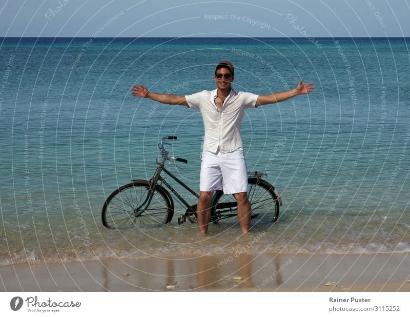 Junger Mann mit Fahrrad im Meer Fahrradfahren maskulin Jugendliche 1 Mensch 18-30 Jahre Erwachsene Wasser Wolkenloser Himmel Sonne Küste Strand Kuba Hemd
