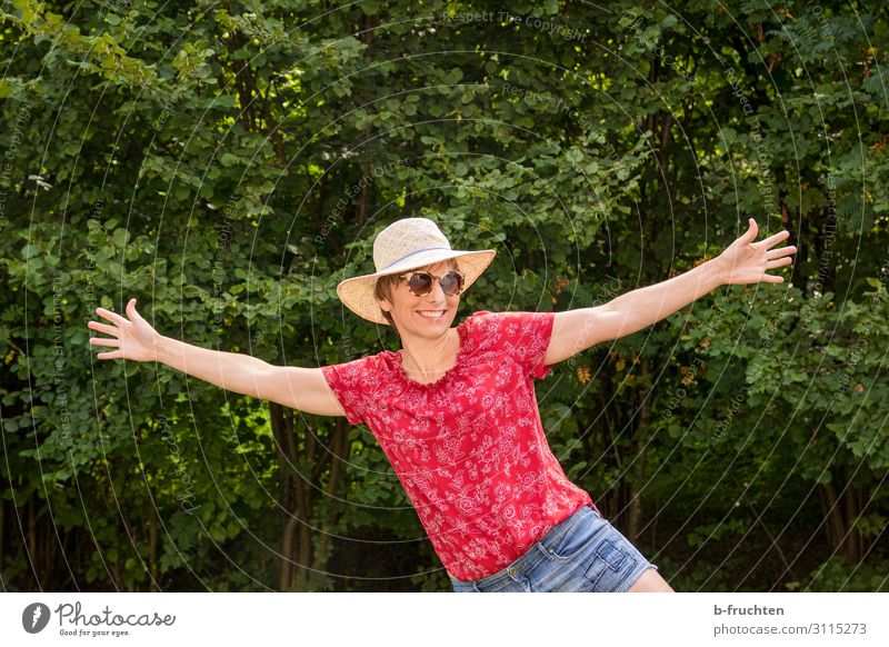 fröhliche Frau in der Natur Gesundheit Wohlgefühl Zufriedenheit Erholung Freizeit & Hobby Ferien & Urlaub & Reisen Sommer feminin Erwachsene 1 Mensch