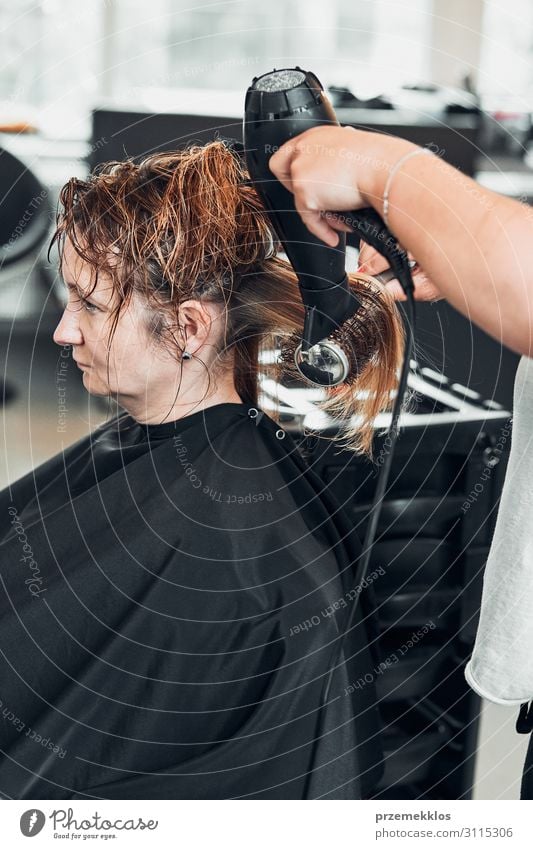 Friseur Styling Damenhaar Lifestyle Stil schön Haare & Frisuren Arbeit & Erwerbstätigkeit Beruf Schere Mensch Junge Frau Jugendliche Erwachsene 2 30-45 Jahre