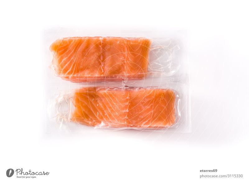 Lachs in Kunststoffverpackung, isoliert auf weißem Hintergrund. verpackt Supermarkt Lebensmittel Gesunde Ernährung Foodfotografie Fisch Isoliert (Position)