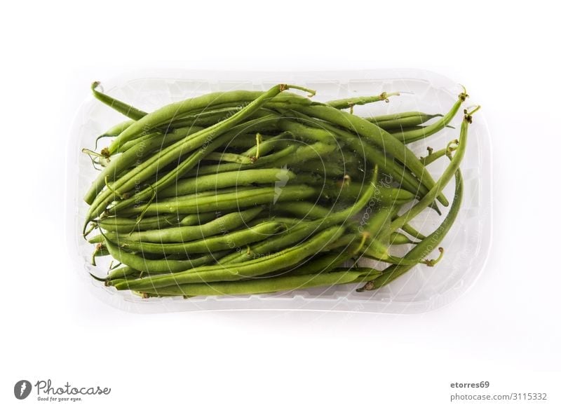 Grüne Bohnen verpackt in isolierter Kunststoffverpackung grüne Bohnen Tablett Supermarkt Gemüse Lebensmittel Gesunde Ernährung Foodfotografie frisch