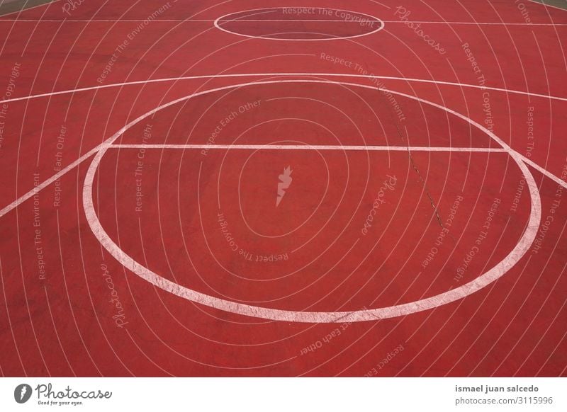 roter Basketballplatz mit weißen Linien auf der Straße Korb Sport Gerichtsgebäude Spielfeld leer Markierungen Boden Spielen alt Park Spielplatz Außenaufnahme