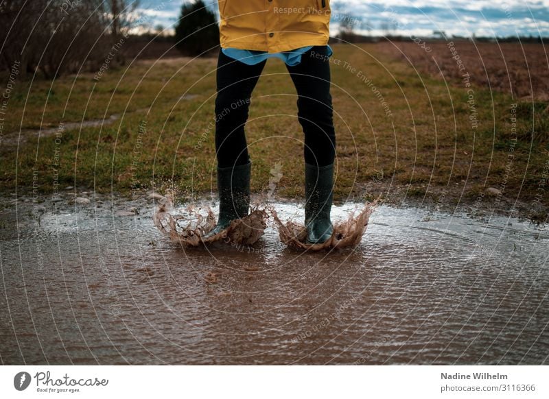 Kid jumping in a puddle Mensch feminin Kind Mädchen Kindheit Leben Unterleib 1 8-13 Jahre Natur Erde Wasser Wolken schlechtes Wetter Regenjacke Gummistiefel