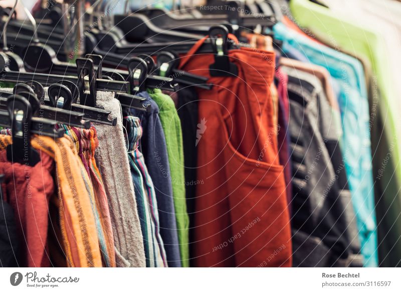 Warenständer mit bunter Kleidung Mode Bekleidung T-Shirt Hemd Rock Hose wählen kaufen verkaufen mehrfarbig Kleiderständer Farbfoto Außenaufnahme Innenaufnahme