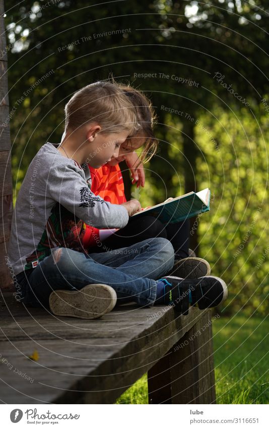 Lesefreunde Bildung Schule lernen Schulkind Schüler Mädchen Junge Geschwister Bruder Schwester Kindheit 2 Mensch 3-8 Jahre lesen Zusammenhalt Buch