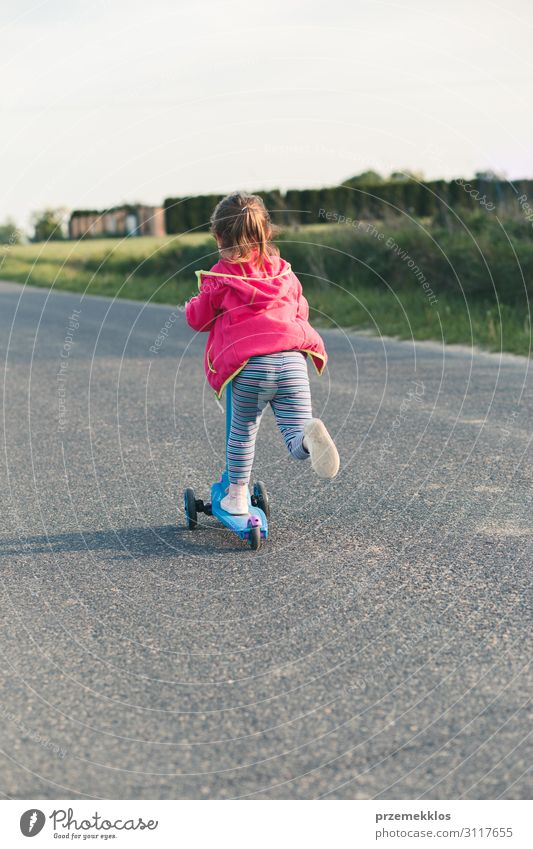 Junges Mädchen auf Rollschuhen unterwegs Lifestyle Freude Glück schön Erholung Freizeit & Hobby Spielen Freiheit Sommer Sommerurlaub Reiten Kind 1 Mensch
