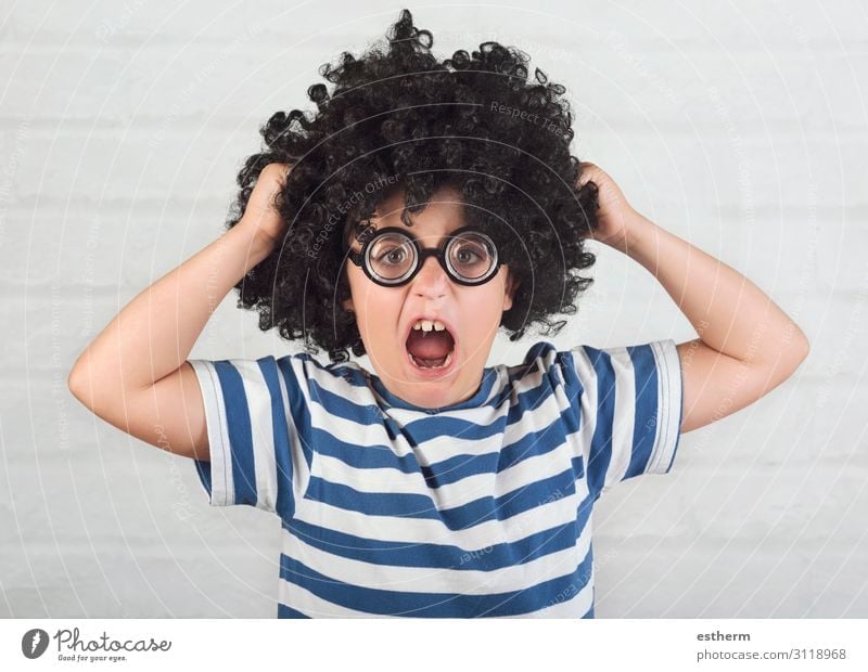 wütender Junge mit Streberbrille, der seine Haare zieht. Lifestyle Mensch maskulin Kindheit 1 8-13 Jahre Brille Perücke festhalten Traurigkeit lustig rebellisch