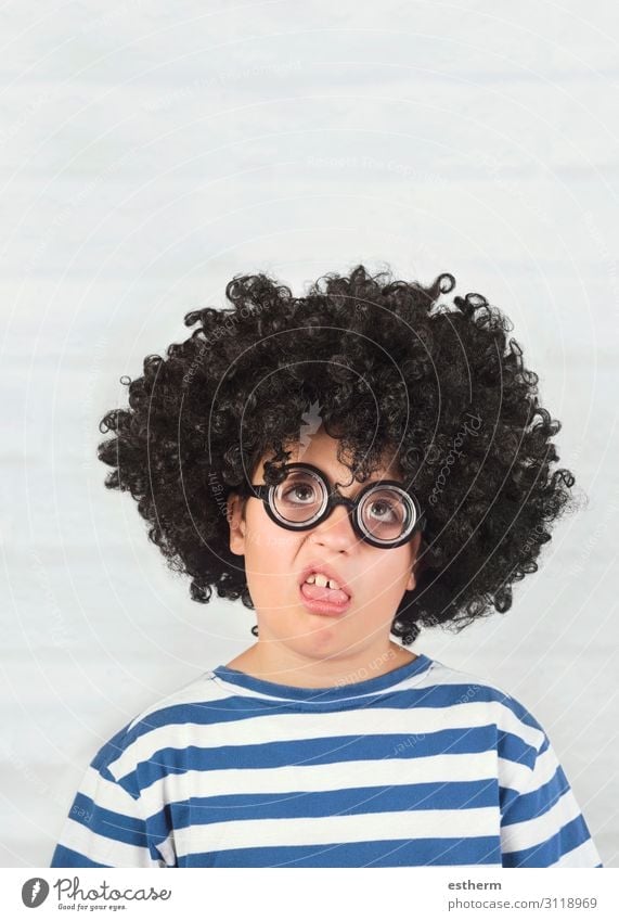 lustiges Kind, das eine Grimasse mit einer Streberbrille macht. Lifestyle Gesicht Spielen Mensch maskulin Kindheit 1 8-13 Jahre Brille Perücke Denken Fitness