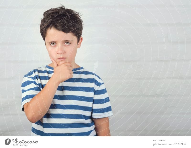 Porträt eines ernsthaften Jungen Mensch maskulin Kind Kindheit 1 8-13 Jahre Denken Fitness Traurigkeit Neugier trist Wut Gefühle Einsamkeit Reue Stress