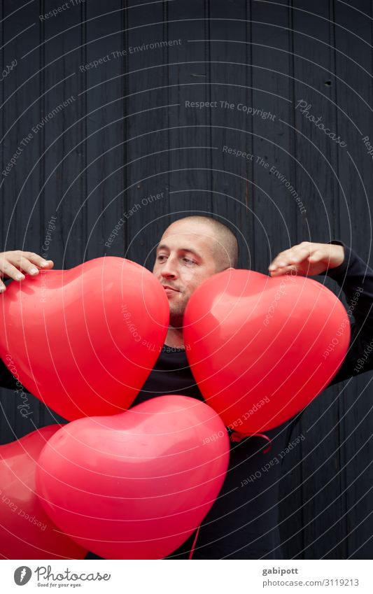 Herzbube Mensch maskulin Mann Erwachsene Dekoration & Verzierung Luftballon Zeichen Freundlichkeit Fröhlichkeit rot Farbe Freude Lebensfreude Leidenschaft