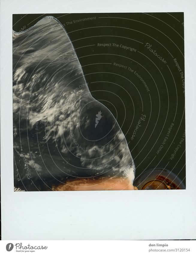 Toxic Wave Wasser Wellen Flüssigkeit nass Surrealismus Polaroid Schwarzweißfoto Außenaufnahme Menschenleer Textfreiraum rechts Textfreiraum unten