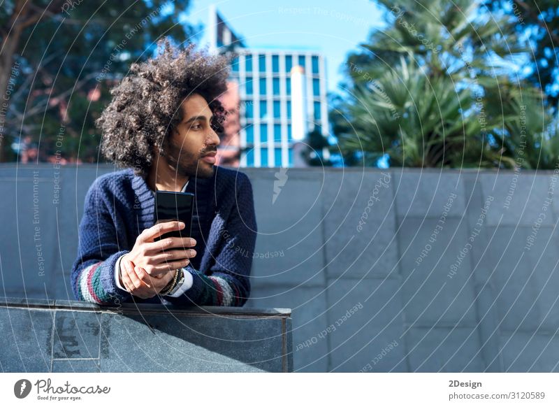Porträt eines hübschen Afro-Mannes, der sein Handy benutzt. Lifestyle Stil Glück Freizeit & Hobby Telefon Technik & Technologie Mensch maskulin Junger Mann