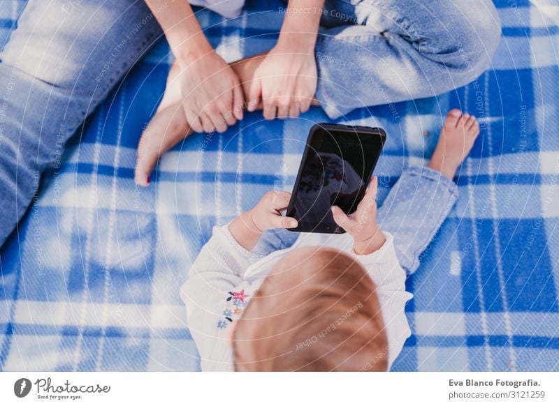 Baby-Mädchen im Freien in einem Park mit dem Handy Lifestyle Freude schön Spielen Sommer Sonne Kindererziehung PDA Bildschirm Technik & Technologie Internet