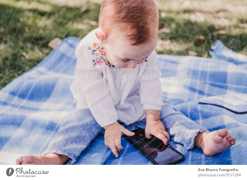 Baby-Mädchen im Freien in einem Park mit dem Handy Lifestyle Freude Glück schön Spielen Sommer Sonne Kindererziehung PDA Bildschirm Technik & Technologie