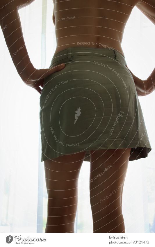 Frau mit Minirock von hinten bei einem großen Fenster Wohlgefühl Zufriedenheit Sinnesorgane Erholung Erwachsene Körper Gesäß Beine 1 Mensch beobachten genießen