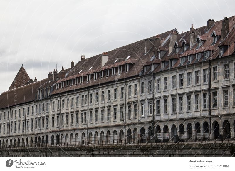 Immer an der Wand lang 2 Häuserzeile Historisch Gebäude Arkaden Fassade Fenster Frankreich Besancon Altstadt Außenaufnahme alt