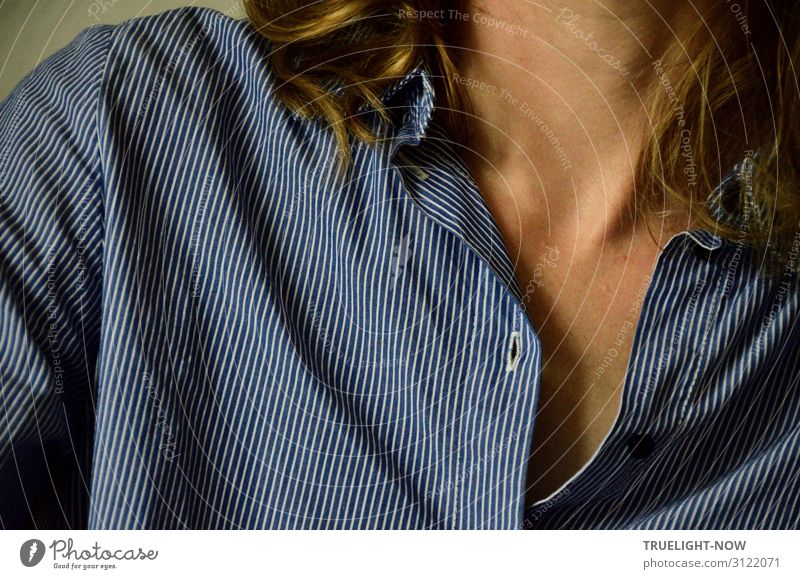 Fingerspitzengefühl | dezente Verführung Frau Erwachsene Haut Haare & Frisuren Hals Schulter Schlüsselbein 30-45 Jahre Hemd langhaarig Kommunizieren ästhetisch